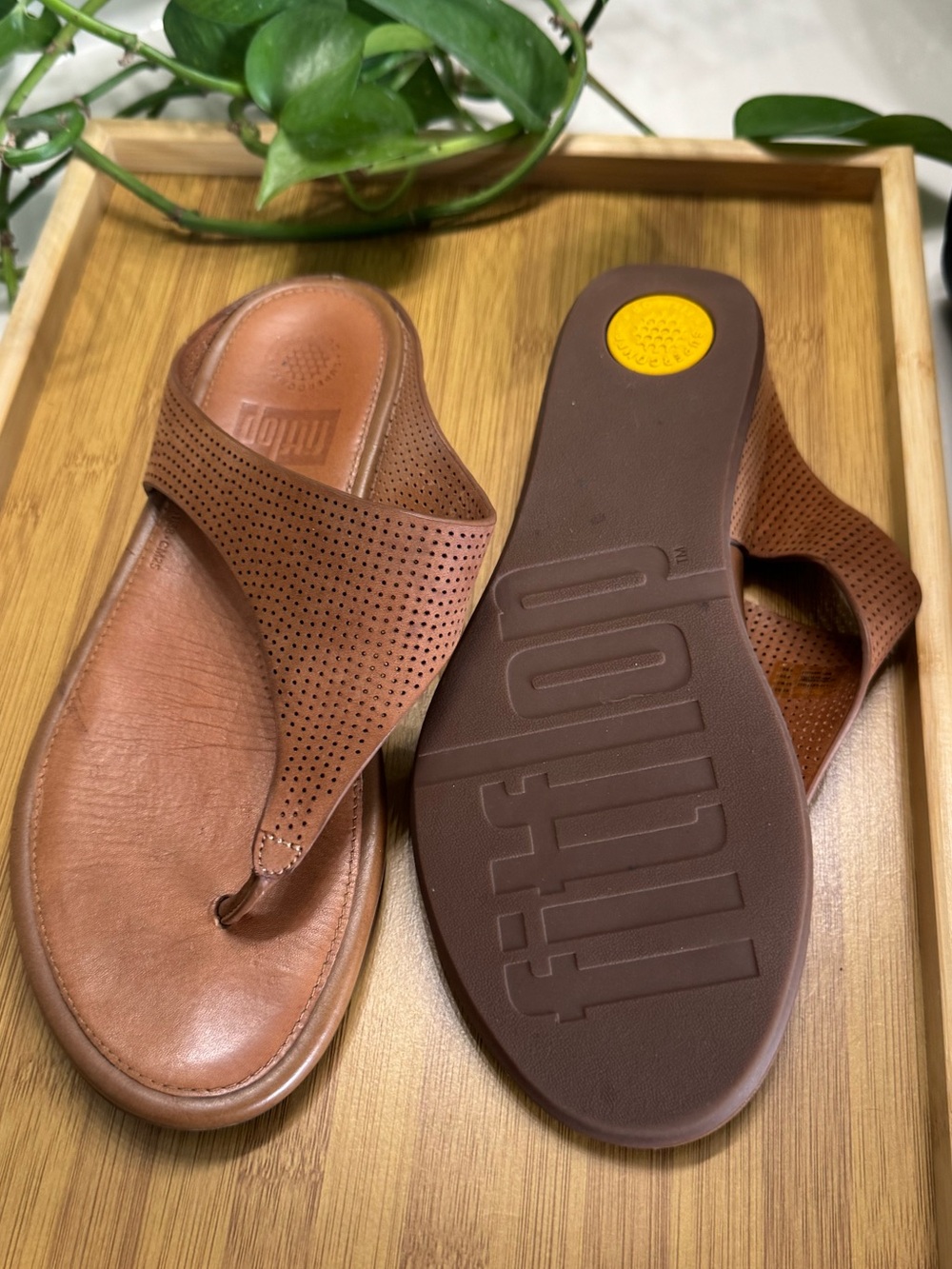 NWOT Fitflop Banda Brown Perforated Soft Leather Toe-Post Sandals Size 8 EUC